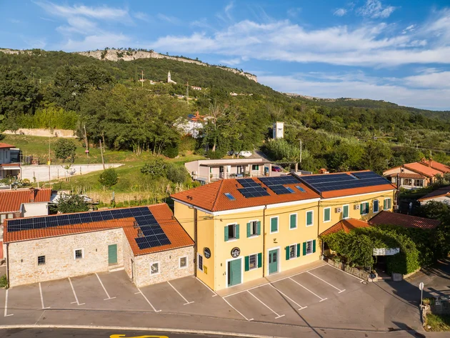 Breeze, Pulse oder Peak? 20 neue Traumrouten im Slowenischen Istrien © Jaka Ivancic Gebäude mit Solarzellen auf dem Dach vor bewaldetem Berg