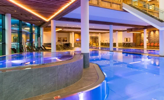 Goldener Herbst – 7 Nächte Wohlfühl-Camping für ZWEI Hallenbad mit Treppe, Liegestühlen und beleuchteter Holzdecke
