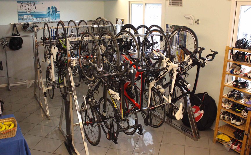 Biciclette e caschi conservati in una stanza per biciclette