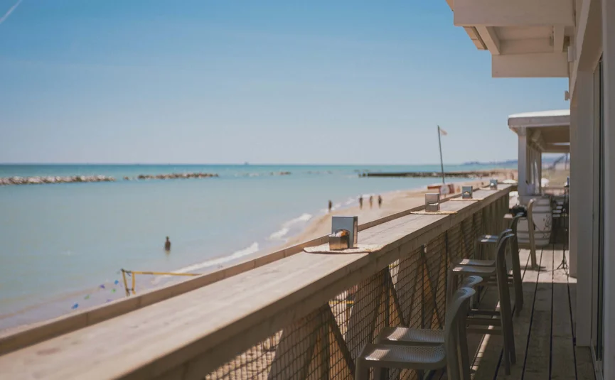 Blick von einer Strandbar auf den sonnigen Strand und das Meer