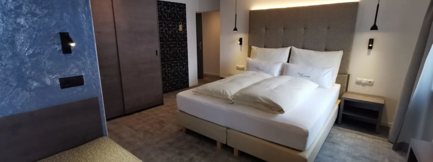 SLEEP.only Modern eingerichtetes Hotelzimmer mit Doppelbett und Sitzbereich