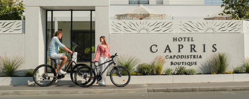 Hotel Capris **** © Hotel Capris Capodistria Boutique Man en vrouw met fietsen voor Hotel Capris