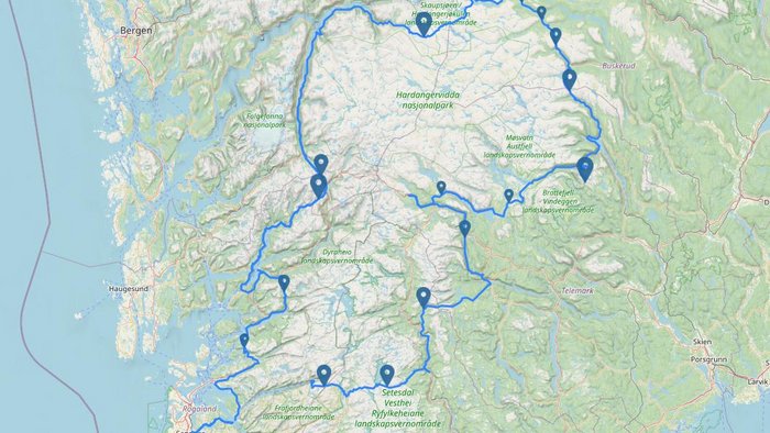 Mappa con percorso di viaggio segnato attraverso parchi nazionali in Norvegia