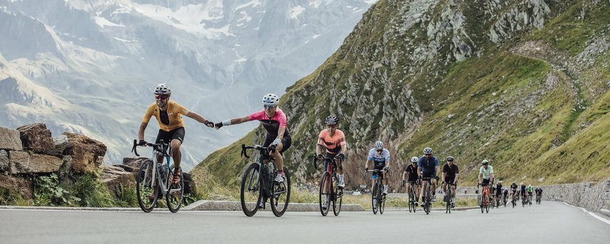Maratona ciclistica della Ötztal © Lukas Ennemoser Ciclisti in montagna, due si tengono per mano