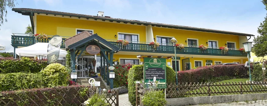 Mit Profis trainieren im Krumbacherhof © Wiener Alpen Croy Gelbes Landhotel mit Balkon und Garten im sonnigen Tag