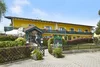 Collectief onderzoek © Wiener Alpen Croy Geel landelijk hotel met balkon en tuin op een zonnige dag