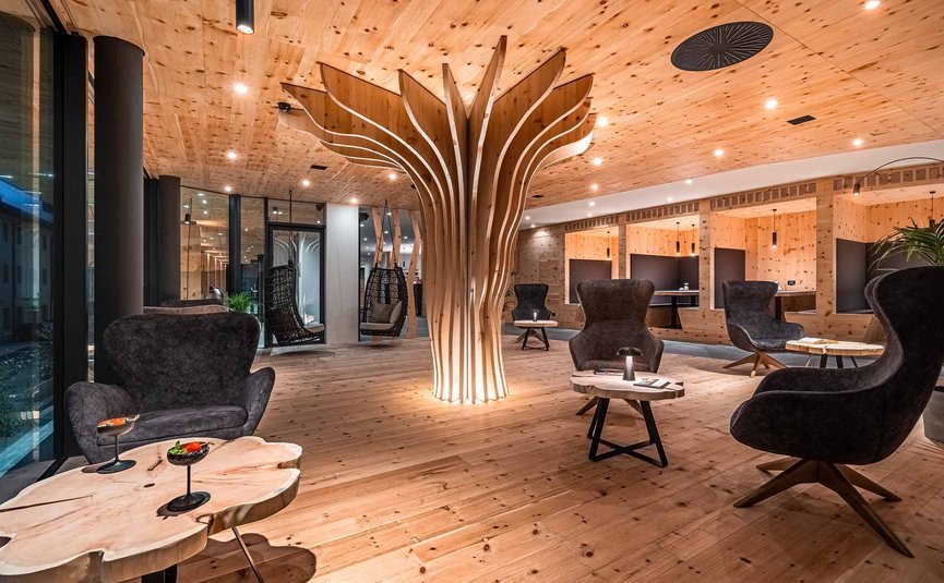 Area lounge moderna con elementi in legno e poltrone comode