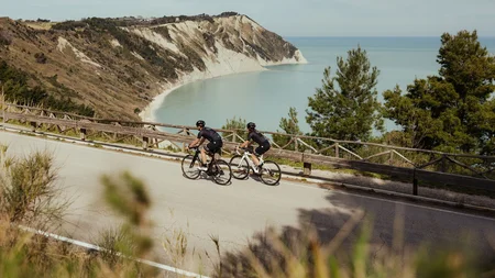 Saisonstart am Meer © Alex Moling Zwei Radfahrer fahren an der Küste mit Blick auf das Meer und die Klippen vorbei