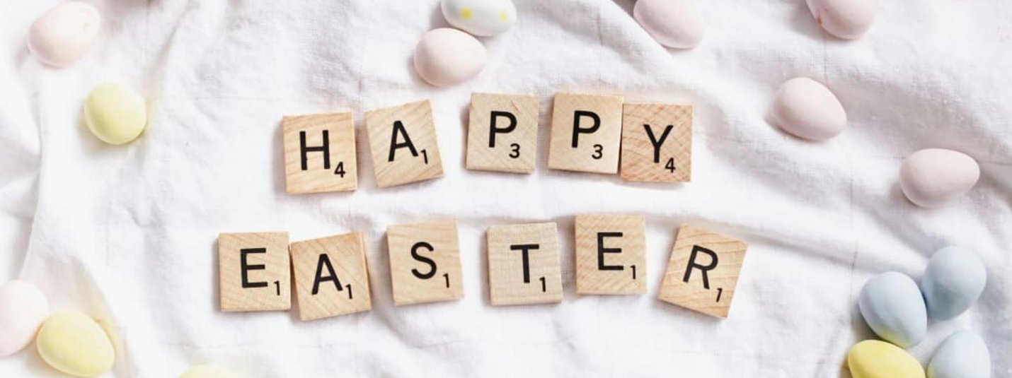 Offerta PASQUA AL MARE Lettere scrabble formano Buona Pasqua su stoffa bianca con uova colorate