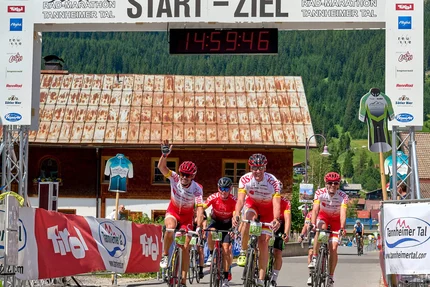 Radfahrer erreichen das Ziel des Rad-Marathons Tannheimer Tal