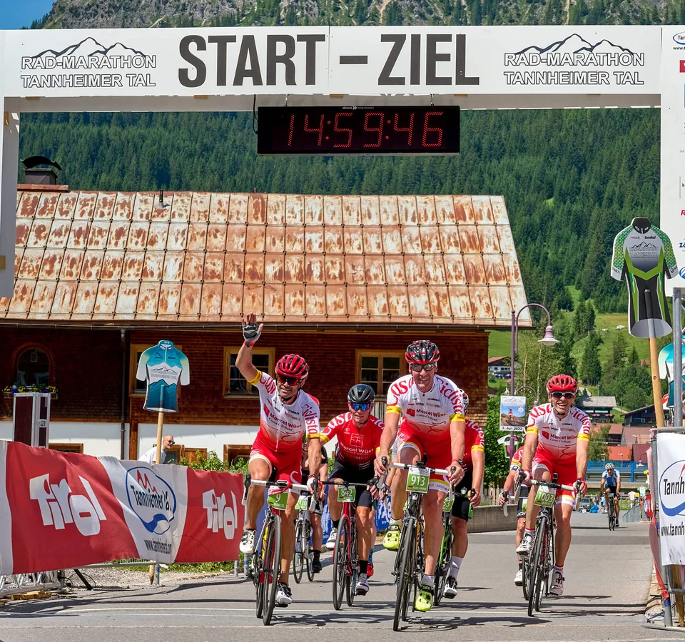 Ciclisti al traguardo della maratona ciclistica Tannheimer Tal