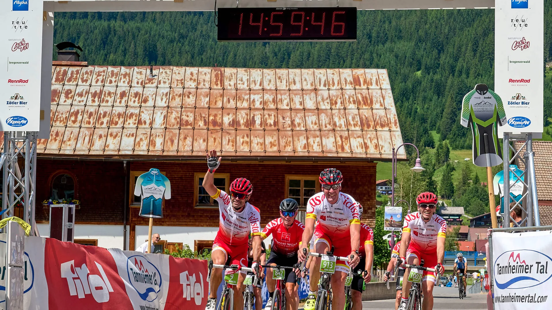 3 Highlights für deinen Rennradurlaub im Tannheimer Tal © TVB Tannheimer Tal/Anna Meurer Radfahrer erreichen das Ziel des Rad-Marathons Tannheimer Tal