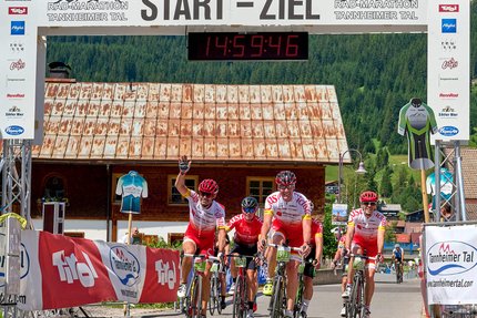 Fietsers bereiken de finish van de Tannheimer Tal fietsmarathon