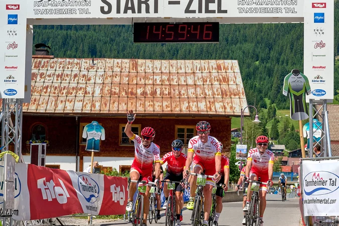 Radfahrer erreichen das Ziel des Rad-Marathons Tannheimer Tal
