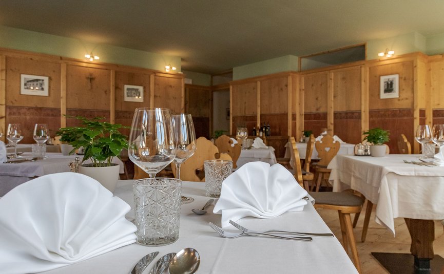 Eleganter Tisch mit gefalteten Servietten und Holzmöbeln in einem Restaurant