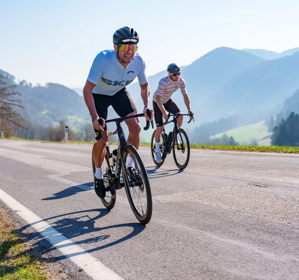 St. Pölten: Rennradfahren vor den Toren Wiens © Flashface - Josef Bollwein Zwei Rennradfahrer fahren auf einer Bergstraße bei sonnigem Wetter