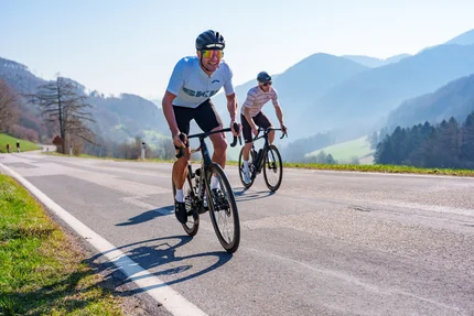 St. Pölten: Rennradfahren vor den Toren Wiens © Flashface - Josef Bollwein Zwei Rennradfahrer fahren auf einer Bergstraße bei sonnigem Wetter