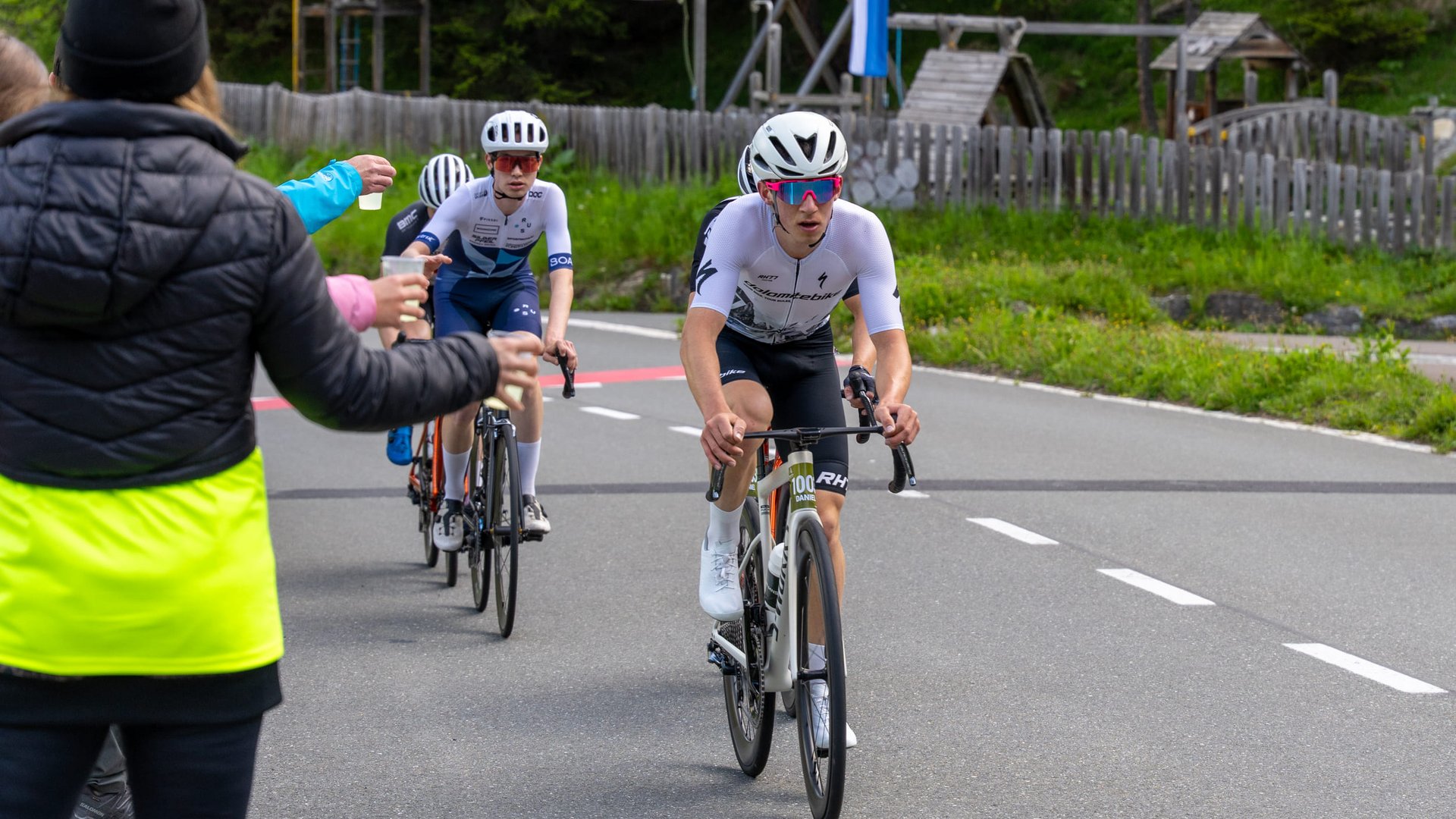 29. Glocknerkönig am 7. Juni 2026 © Posch Photography Tourismusverband BRUCK FUSCH GROSSGLOCKNER Radfahrer während eines Rennens erhalten Wasser von Zuschauern am Straßenrand