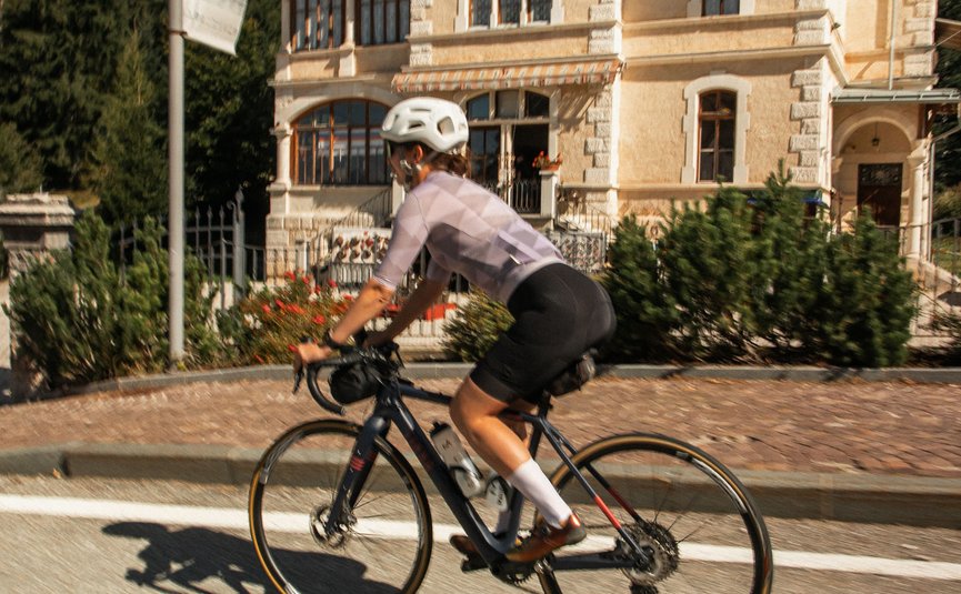 Radfahrer vor dem Haus Villa Camille bei klarem Himmel