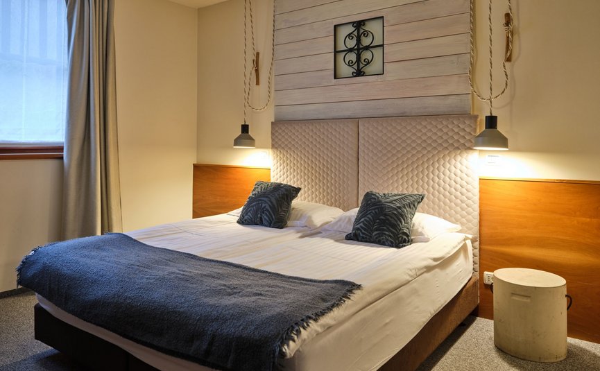 Hotel Boka *** © Kostanjsek Modernes Schlafzimmer mit Doppelbett, blauen Kissen und Leselampen