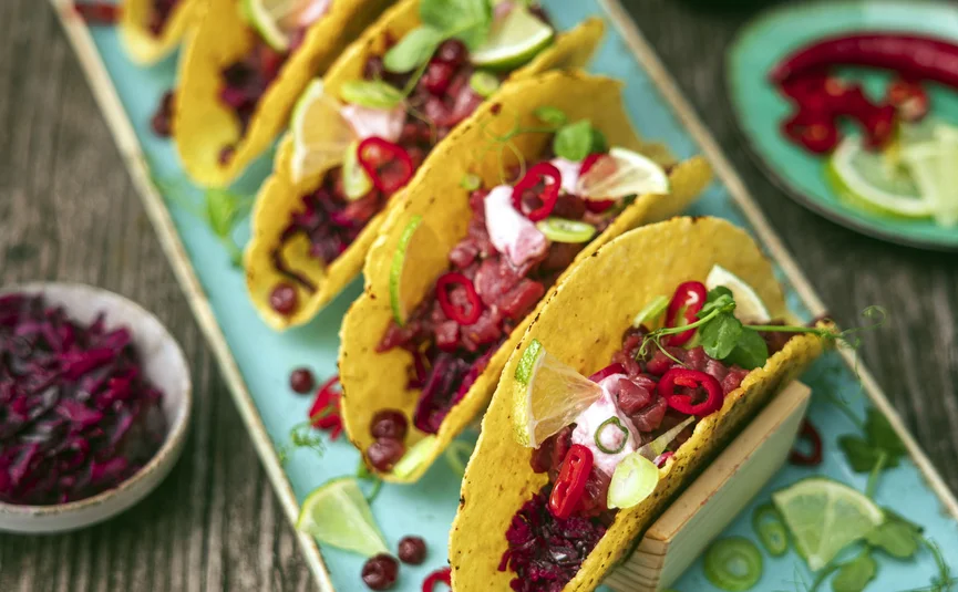 Posthorn Hotel-Ristorante Tacos con verdure e spicchi di lime su un vassoio turchese