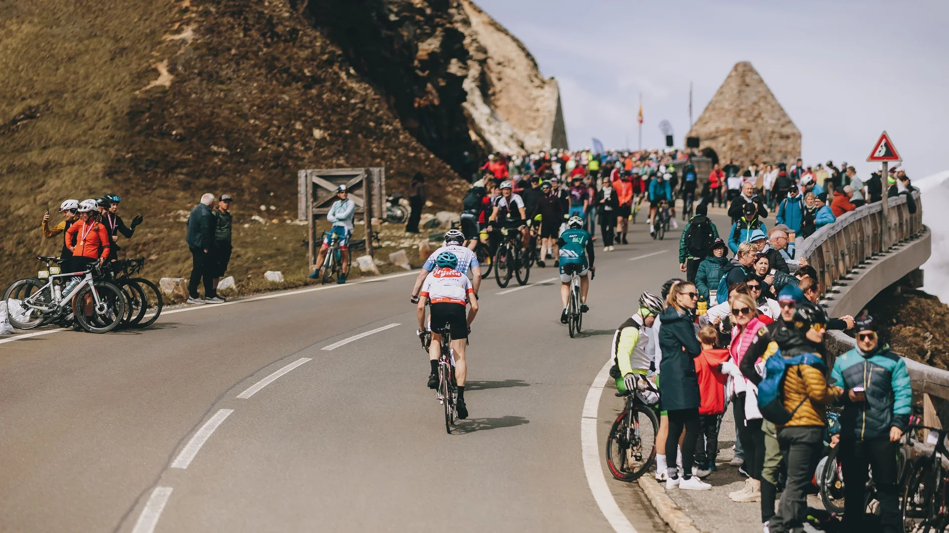 Glocknerkönig 2026 © BRUCK FUSCH GROSSGLOCKNER JFK Photography Viele Radfahrer und Zuschauer auf einer Bergstraße bei sonnigem Wetter