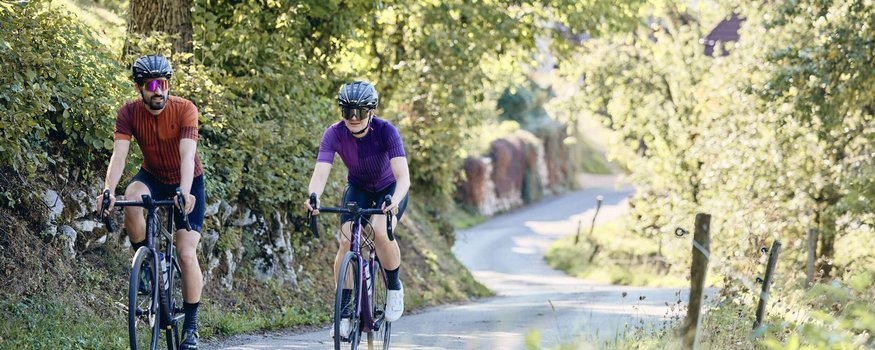 Istria © Tobias Köhler Due ciclisti su una strada di campagna con vegetazione verde e sole