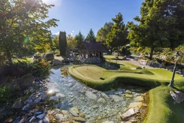 Goldener Herbst – 7 Nächte Wohlfühl-Camping für ZWEI Minigolfplatz mit Bachlauf, Felsen und Bäumen