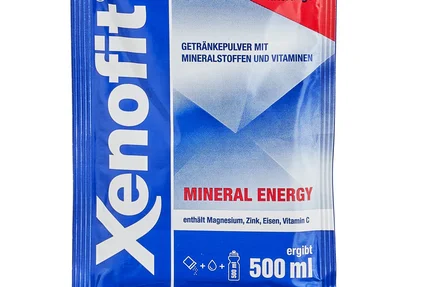 Xenofit Mineral Energy Getränkepulver in blauer und roter Verpackung