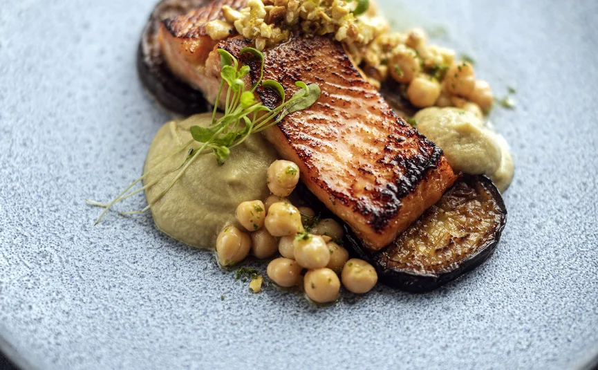 Posthorn Hotel-Ristorante Filetto di pesce scottato con ceci, melanzana, purea ed erbe
