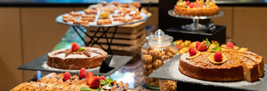 Verschiedene Kuchen und Gebäck auf einem Buffet-Tisch dekoriert