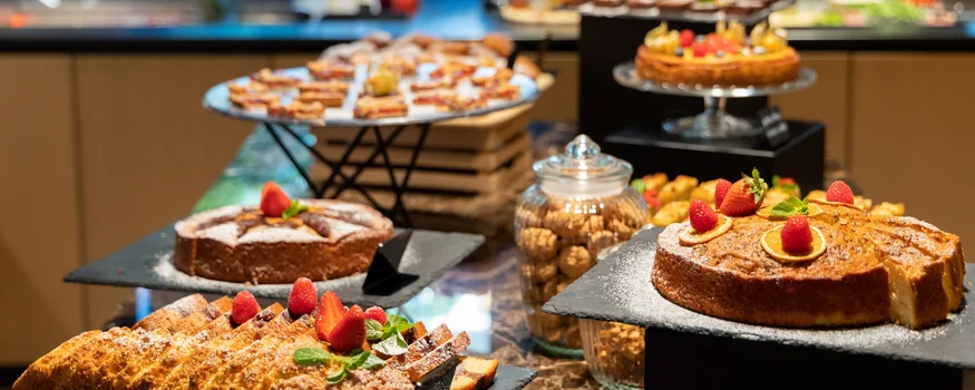 Dolce Vita tanken im AktivHotel Santa Lucia © Aktivhotel srl - SantaLucia Verschiedene Kuchen und Gebäck auf einem Buffet-Tisch dekoriert