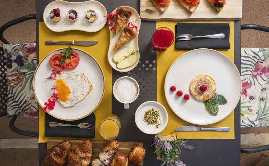 Hotel & Restaurant Casolare Le Terre Rosse ***S © Hotel Casolare Le Terre Rosse Frühstück mit Spiegelei, Pfannkuchen, Croissants, Obst und Getränken auf Tisch