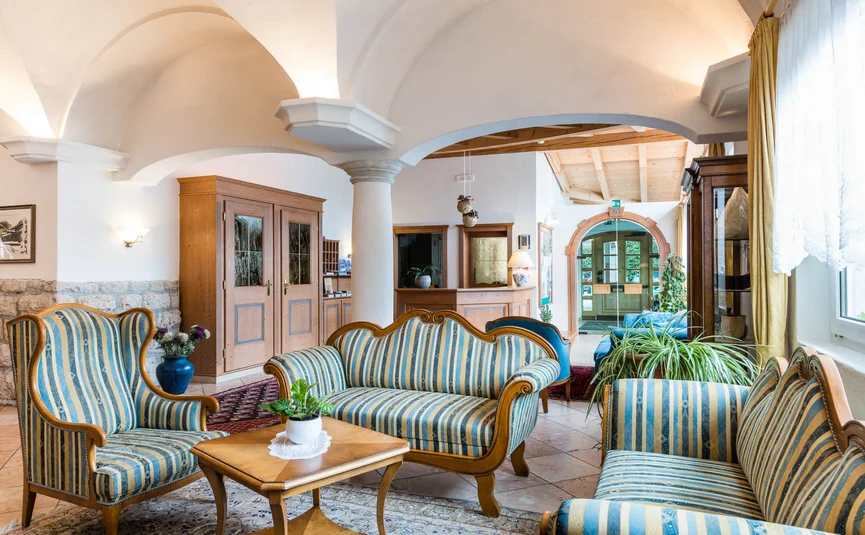 Heller Hotel-Lobby-Bereich mit gestreiften Sofas und Holzmöbeln