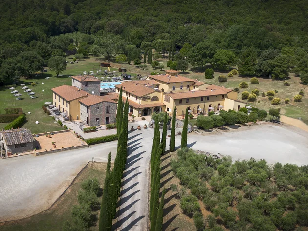 Rennradfahren in der Toskana © Hotel Casolare Le Terre Rosse Luftaufnahme eines Landhauses mit Pool umgeben von Bäumen und Olivenhain