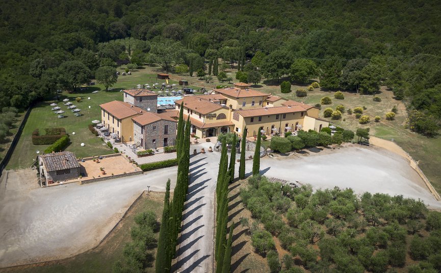 Hotel & Restaurant Casolare Le Terre Rosse ***S © Hotel Casolare Le Terre Rosse Luftaufnahme eines Landhauses mit Pool umgeben von Bäumen und Olivenhain