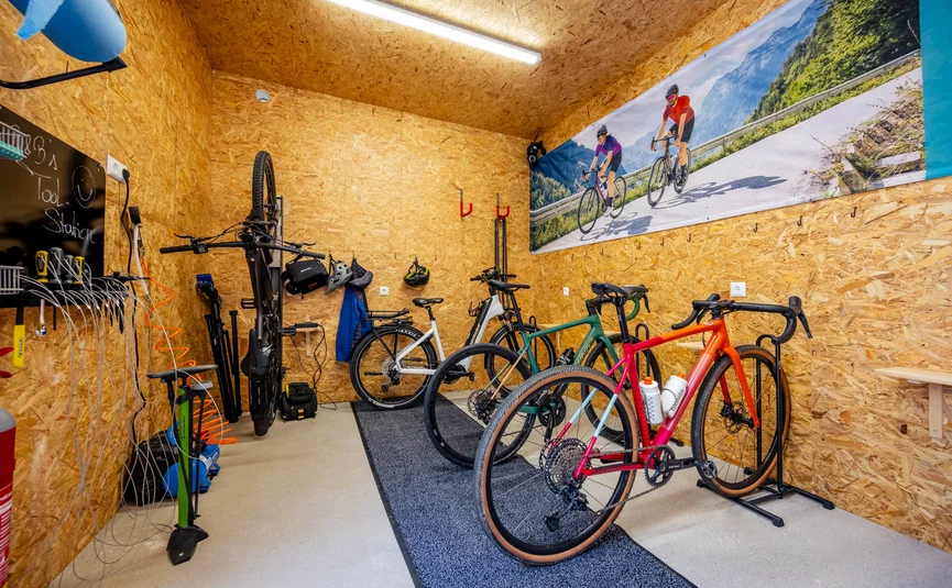 Bed&Breakfast Mittelkärnten © Michael Stabentheiner Officina per biciclette con diverse bici da corsa e attrezzi appesi