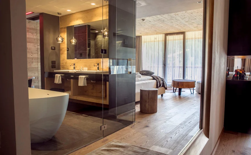 Hotel Gran Paradiso **** © Davide dal Mas Modernes Schlafzimmer mit offenem Bad und Holzdecke