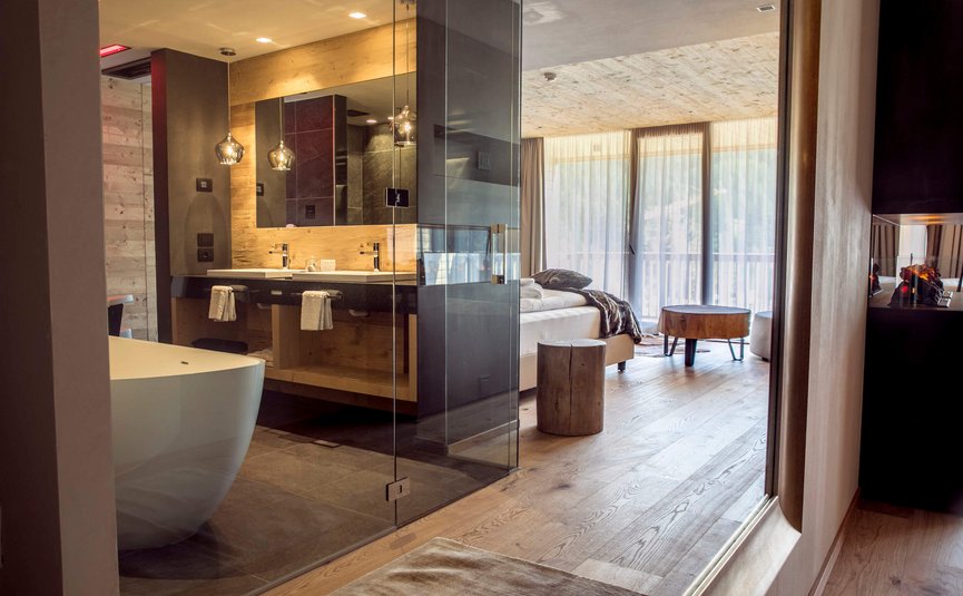 Modernes Schlafzimmer mit offenem Bad und Holzdecke