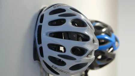 Villa Giada SpEace Resort: Mit deinem Rennrad aufs Zimmer © Villa Giada spEace Resort Weißer Fahrradhelm an einer Wand aufgehängt