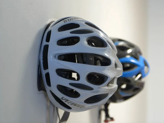 Villa Giada SpEace Resort: Mit deinem Rennrad aufs Zimmer © Villa Giada spEace Resort Weißer Fahrradhelm an einer Wand aufgehängt