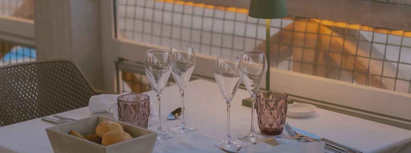 Frühling mit Ihrem vierbeinigen Freund Gedekte tafel met broodmand en glazen bij raam in restaurant