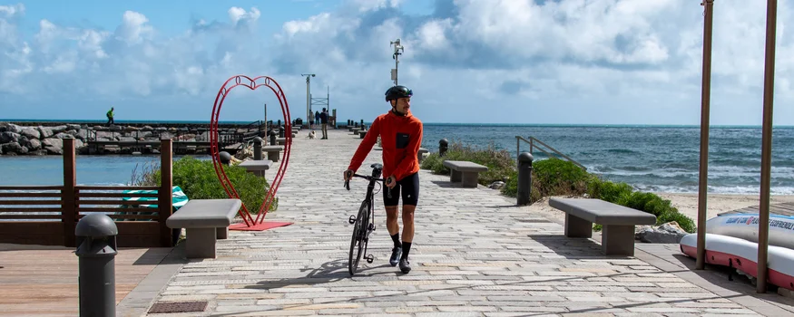 Hotel Raffy *** © Valentina Morri Italy Radfahrer geht mit Fahrrad auf einem Steg am Meer vorbei an einer Herz-Dekoration