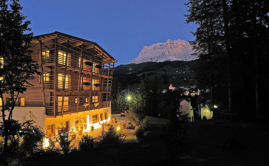 Edificio in legno illuminato in montagna di notte