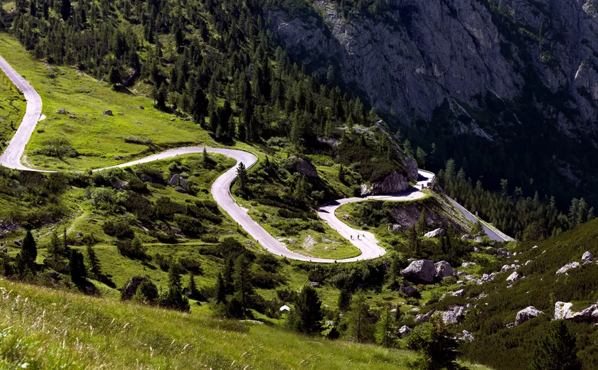 Hotel Gran Paradiso **** © Davide dal Mas Serpentinenstraße in grüner Berglandschaft mit Felsen und Bäumen