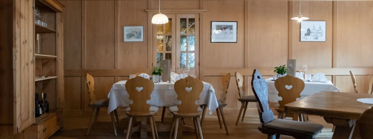 Traditioneel houten restaurant met gedekte tafels en hartvormige stoelen