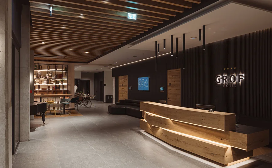 Hotel-Lobby mit modernem Holzeingangstresen und gemütlicher Sitzlounge