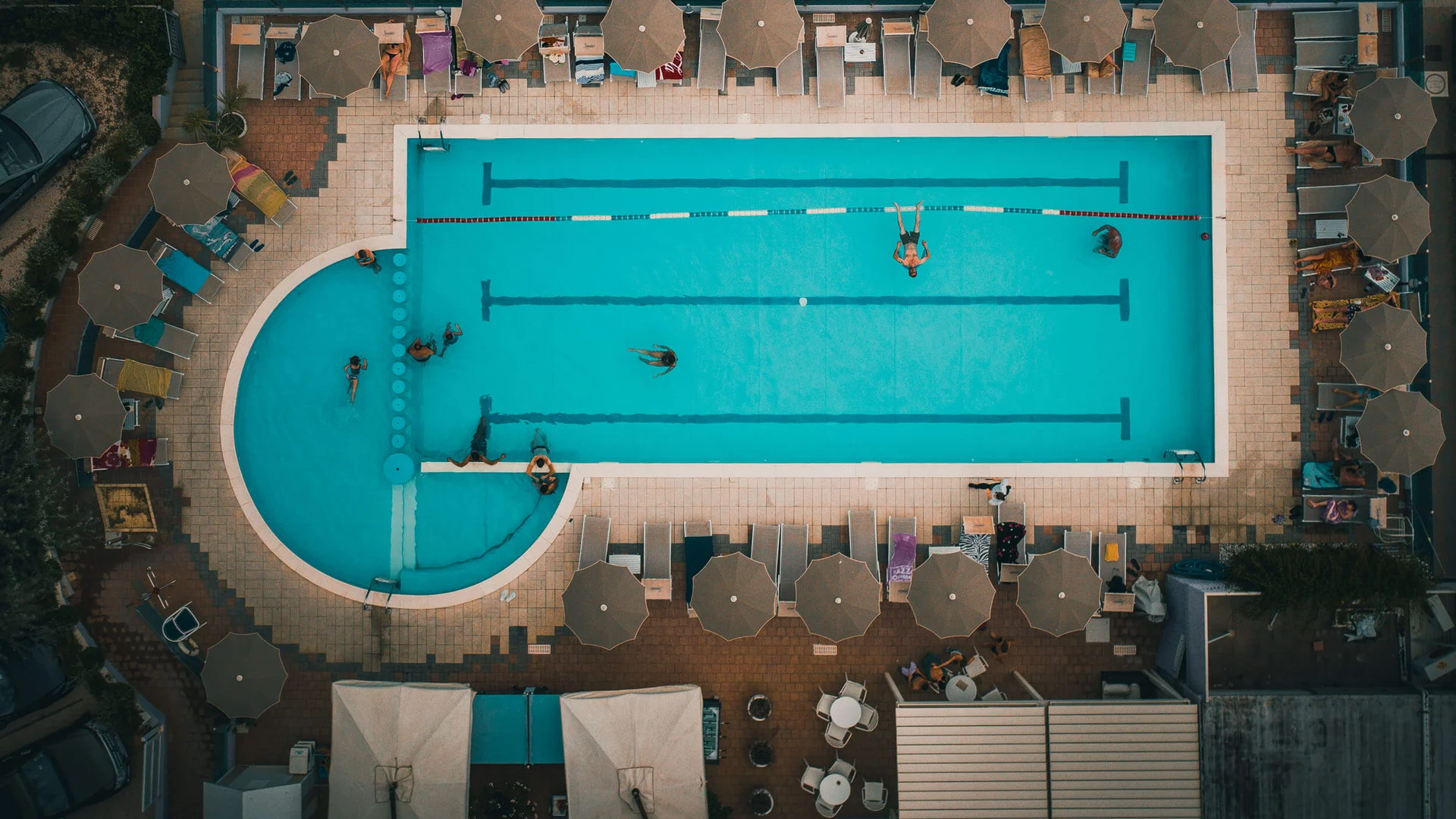 Adriatische Küste: Rennradurlaub mit Dolce Vita © Hotel Lungomare Cesenatico Vogelperspektive eines Schwimmbads mit Sonnenschirmen und Menschen im Wasser
