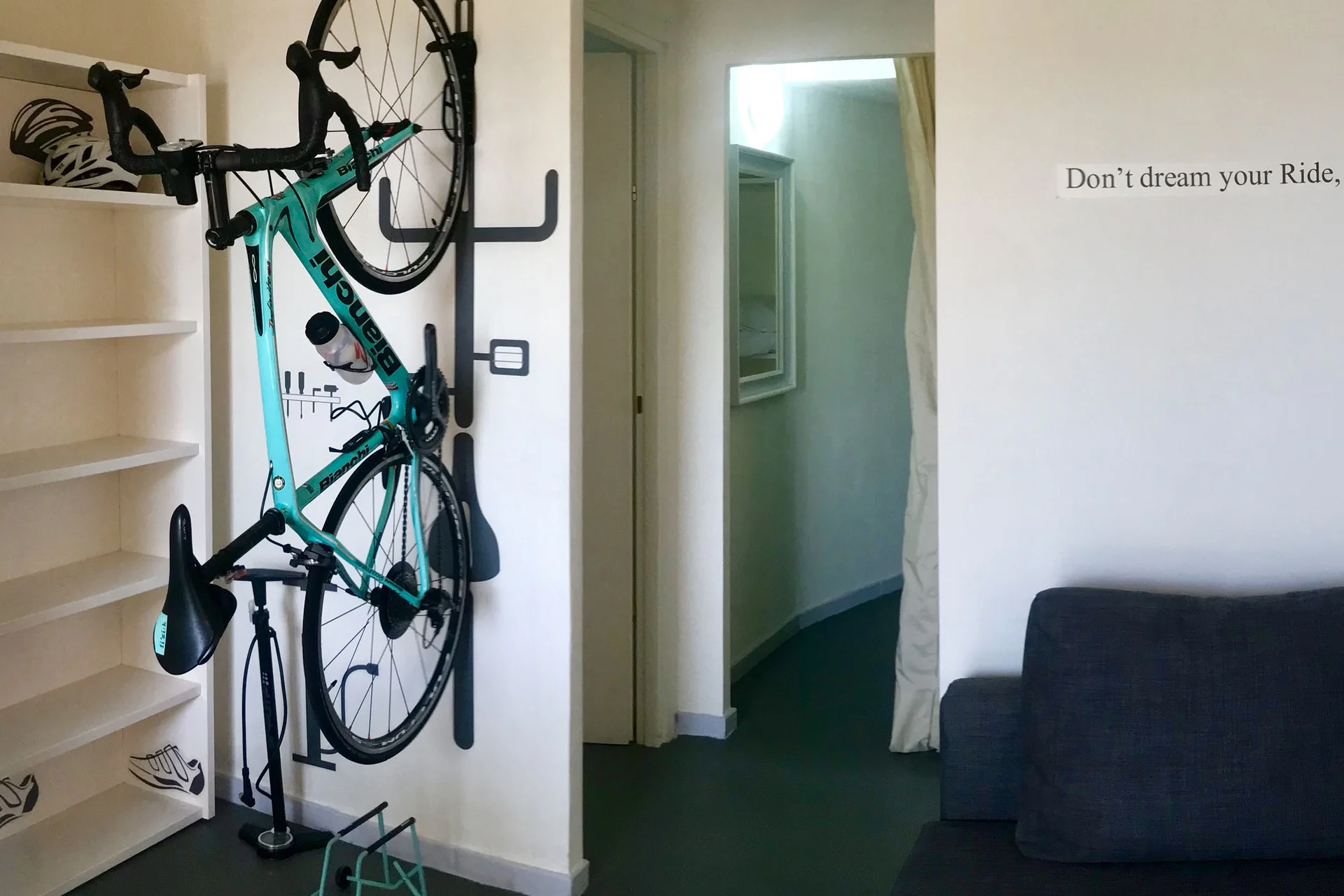 Fahrrad hängt an Wandhalterung in modernem Raum mit Zitat an der Wand