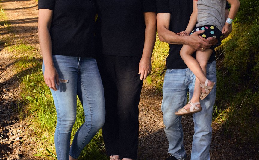 Landhotel Fuchs © David Lemanski Four people smiling in the forest, man holding a girl in his arms